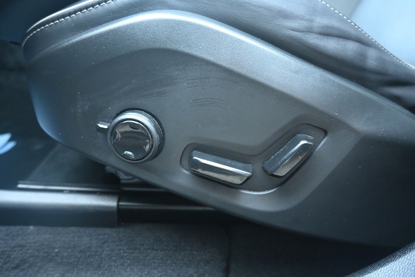 Fahrzeugabbildung Volvo XC60 T8 RC AWD Ultra Black Edition*360*Facelift