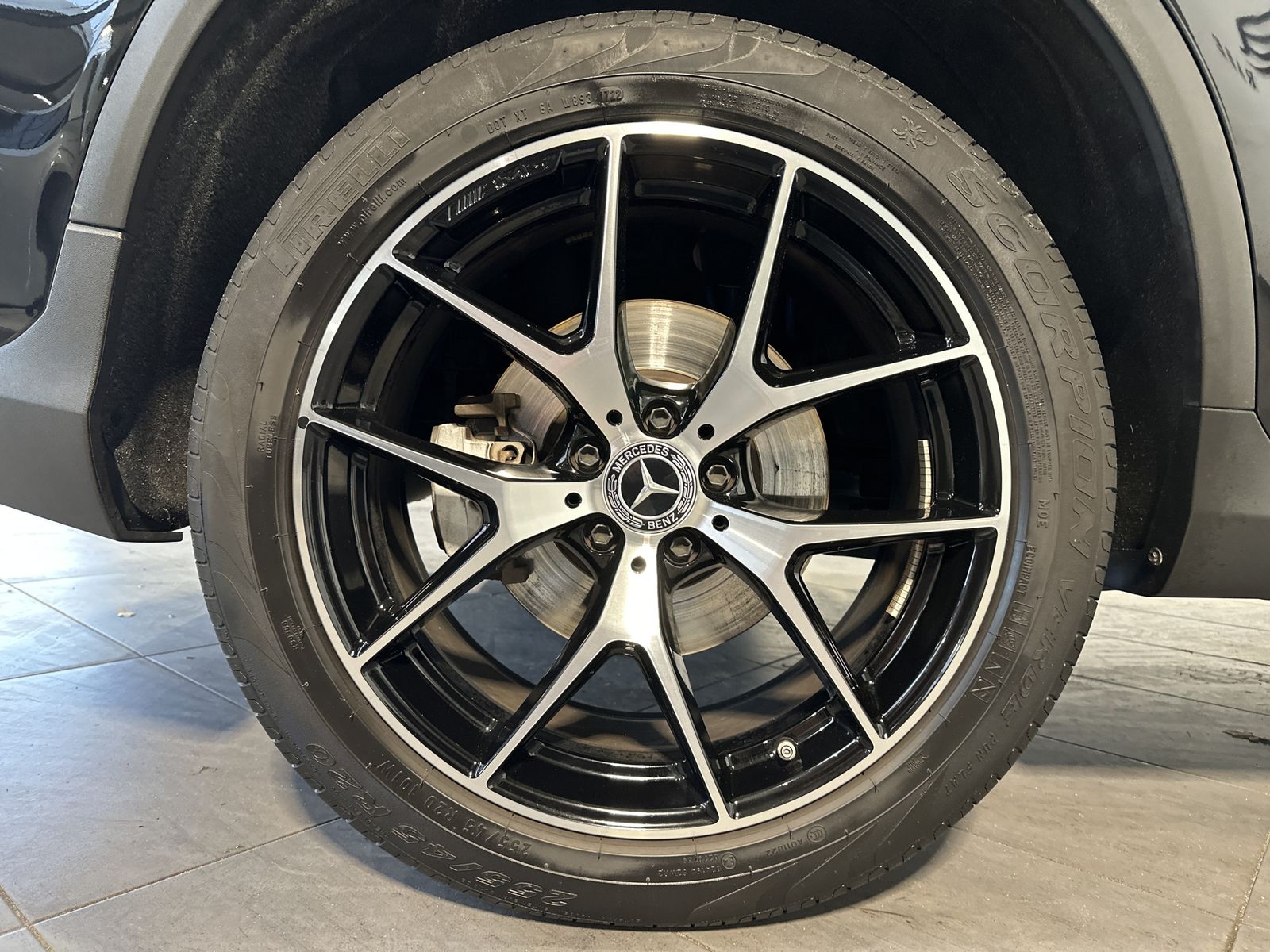 Fahrzeugabbildung Mercedes-Benz GLC 300 4Matic AMG-Line NAV+LED+DISTRONIC+20ZOLL