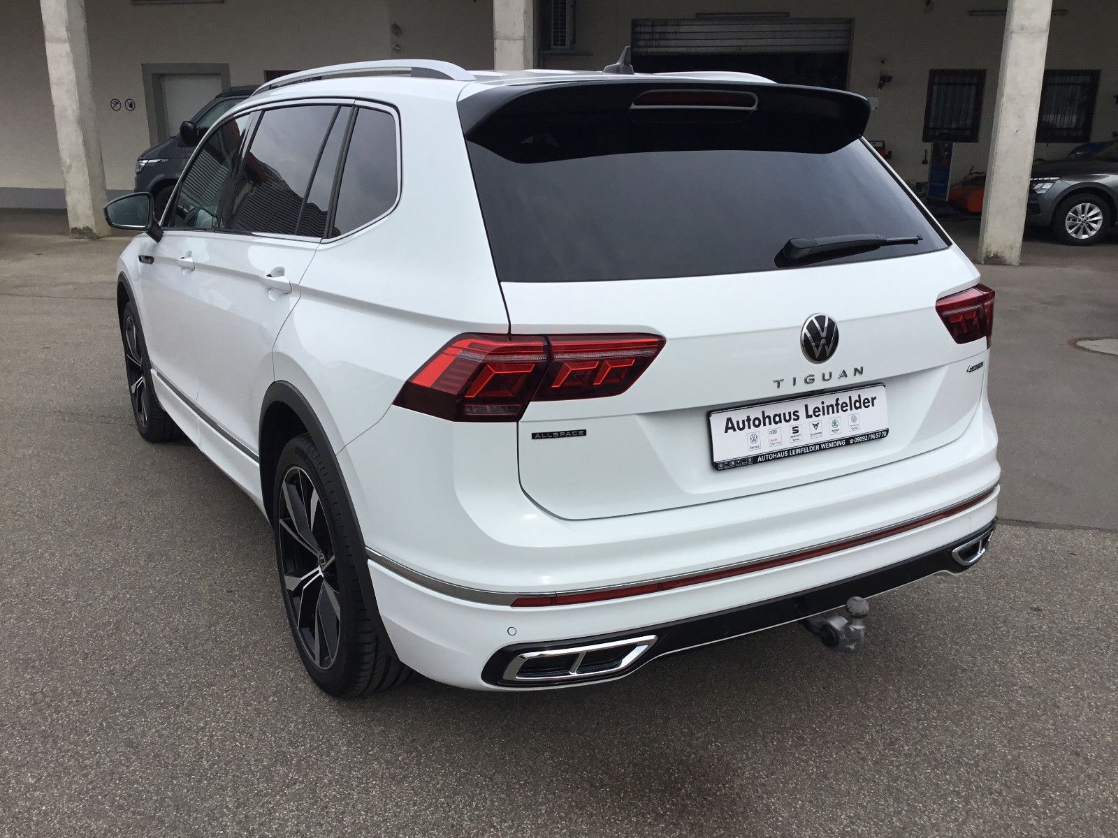Fahrzeugabbildung Volkswagen Tiguan Allspace 2.0 TDI DSG 4M R-Line+AHK+20"