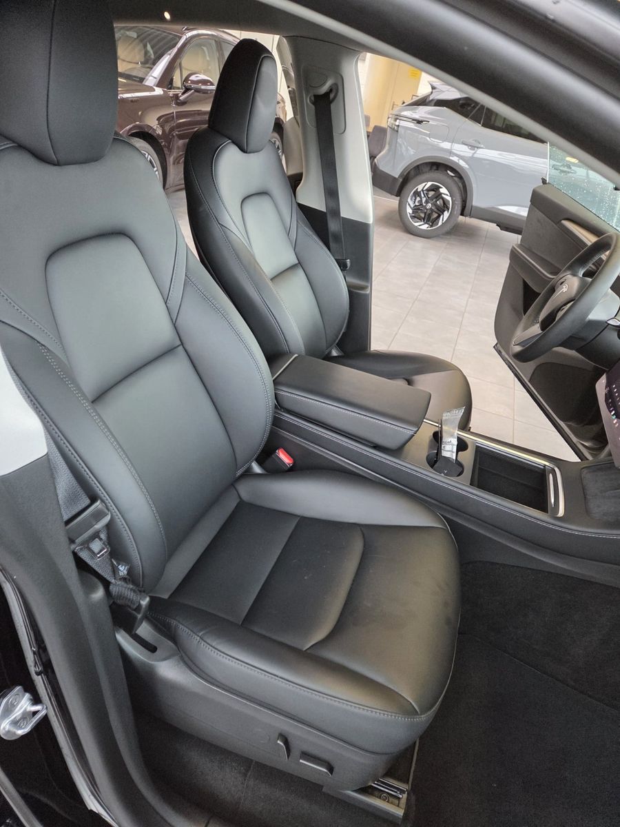 Fahrzeugabbildung Tesla Model Y Basis RWD