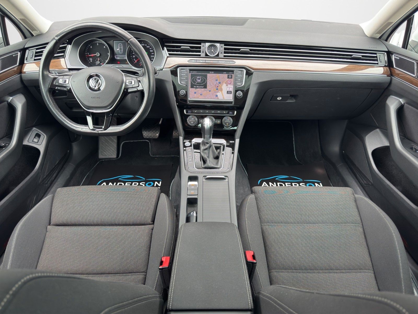 Fahrzeugabbildung Volkswagen PASSAT LIM 2.0TDI DSG STANDH KAM AHK DYNAUD PANO