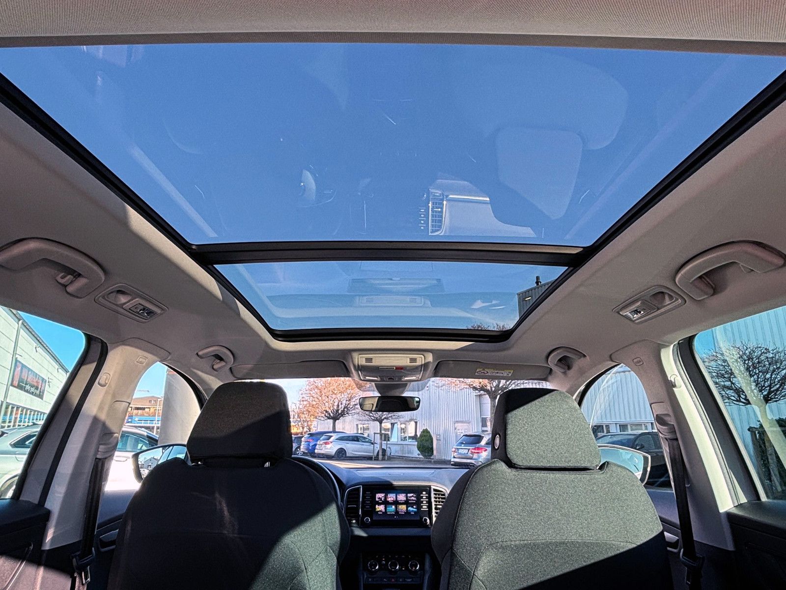 Fahrzeugabbildung SKODA Karoq 1.5TSI DSG Clever ACC KAM PANO CarPlay BT