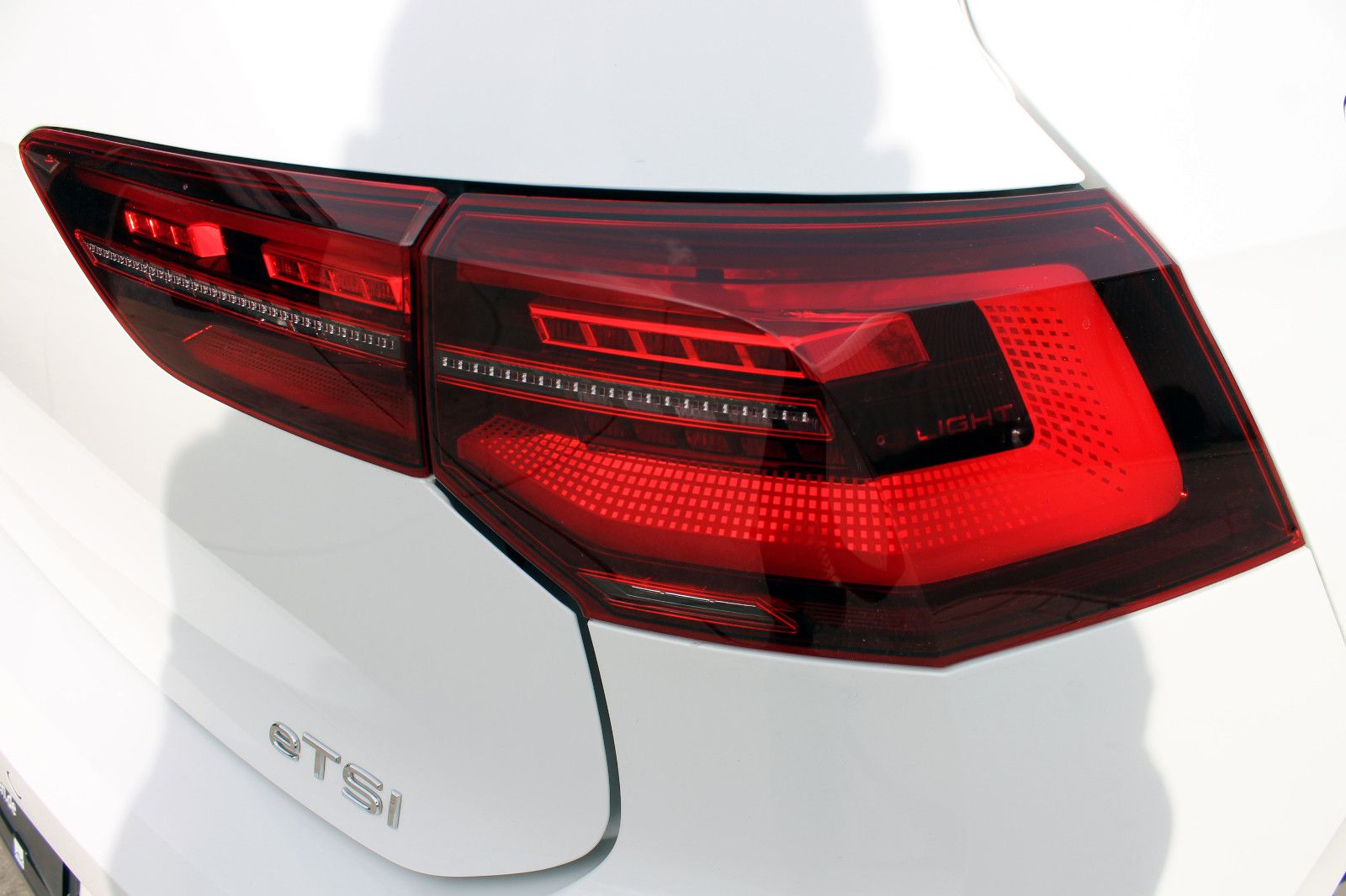 Fahrzeugabbildung Volkswagen Golf VIII Lim. eTSI Style DSG ACC Navi AHK LED