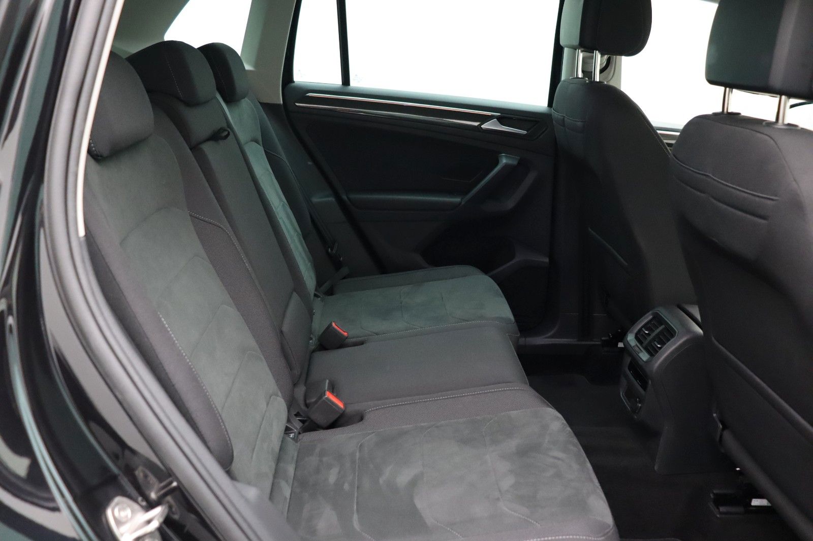Fahrzeugabbildung Volkswagen Tiguan Elegance 2.0 ACC Matrix AHK