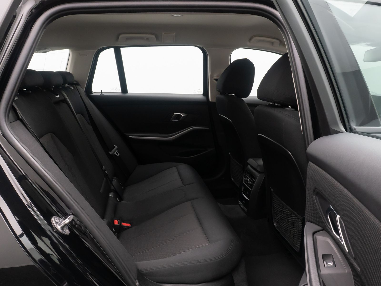 Fahrzeugabbildung BMW 320e GeschwindigReg AHK HiFi PDC CockpitPlus DAB