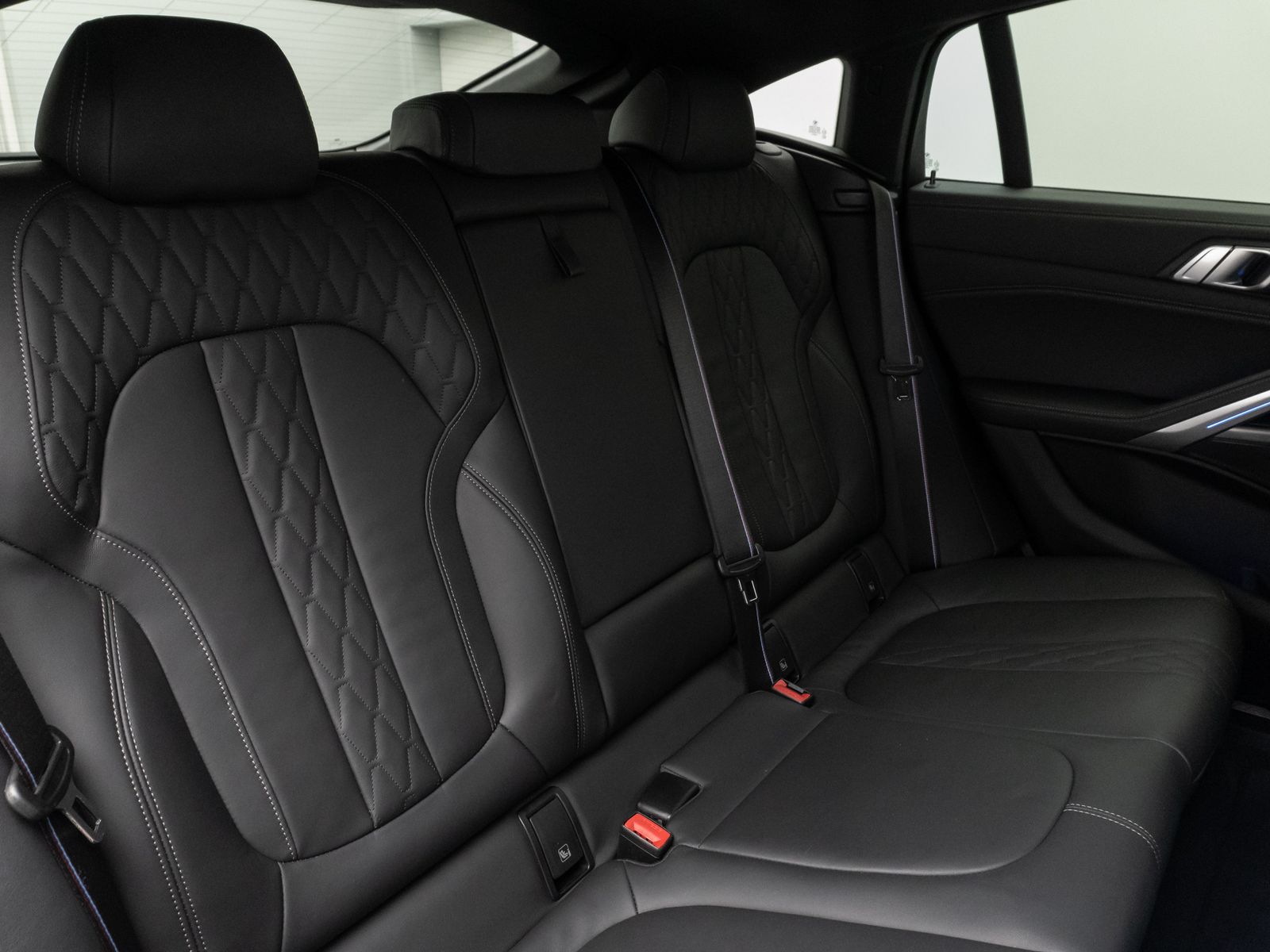Fahrzeugabbildung BMW X6 xD30d M Sport DAB 360°DisplKey AHK Alarm 22"