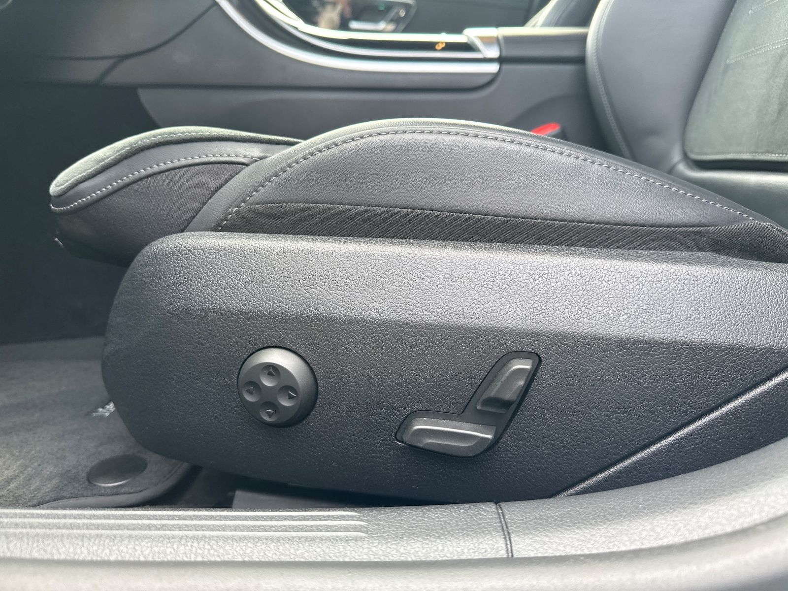 Fahrzeugabbildung Mercedes-Benz C 220d T AMG-Line NAV+LED+360°+WIDESCREEN+AHK+SH