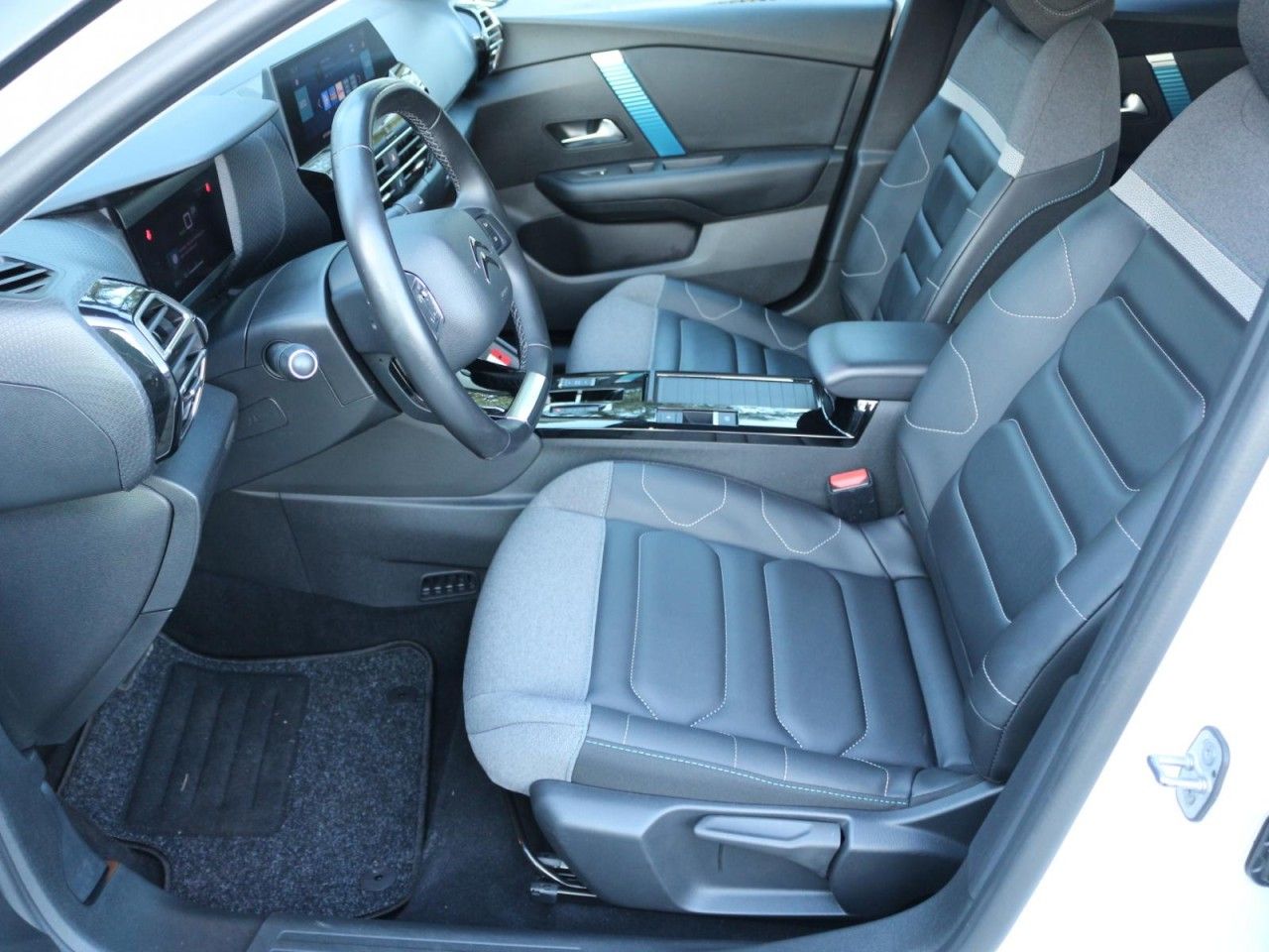 Fahrzeugabbildung Citroën ë-C4 SHINE 136