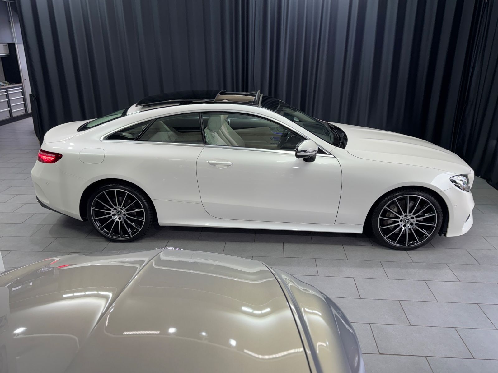 Fahrzeugabbildung Mercedes-Benz E 300 Coupe|AMG-LINE|WIDE-SCREEN|PANO|DESIGNO|