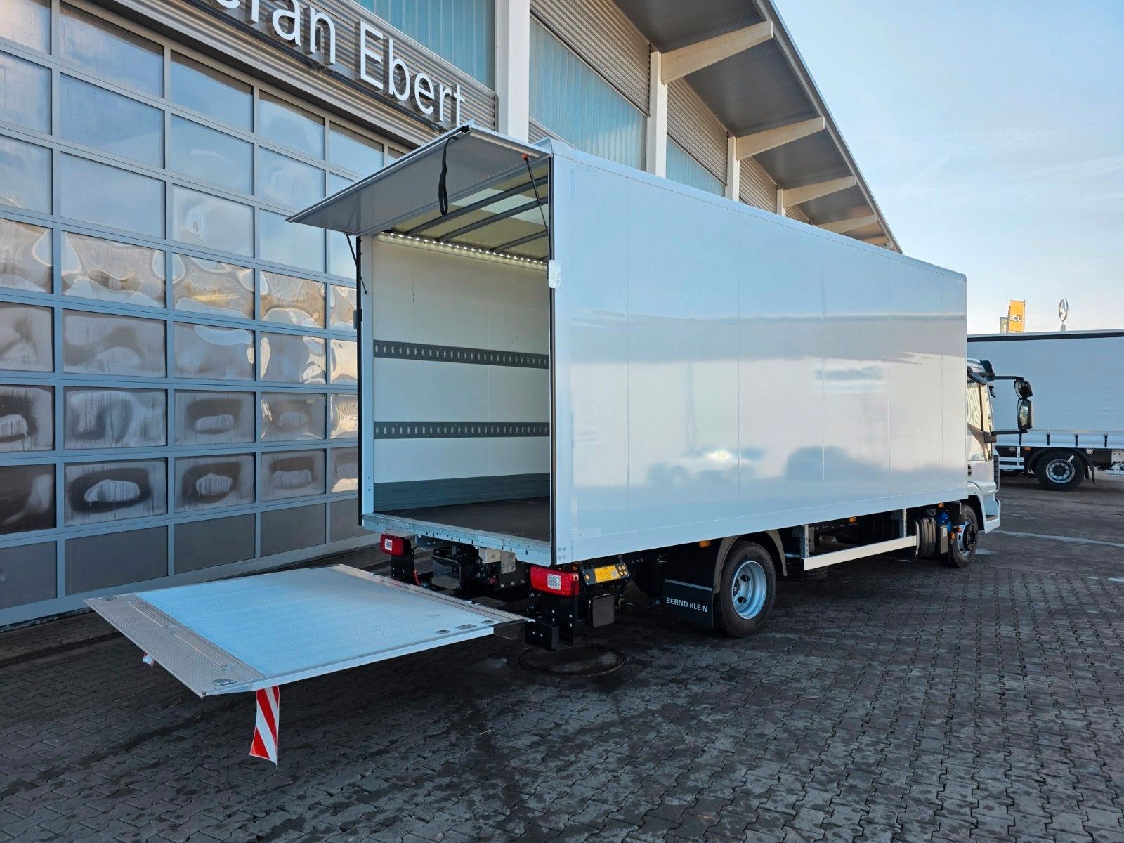 Fahrzeugabbildung Iveco Eurocargo ML80E21 Koffer LBW
