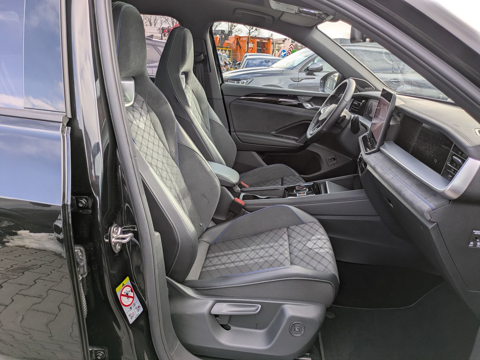 Fahrzeugabbildung Volkswagen Tayron 2.0 TDI 4M R-Line 7Si*MATRIX*AHK*PANO*HUD