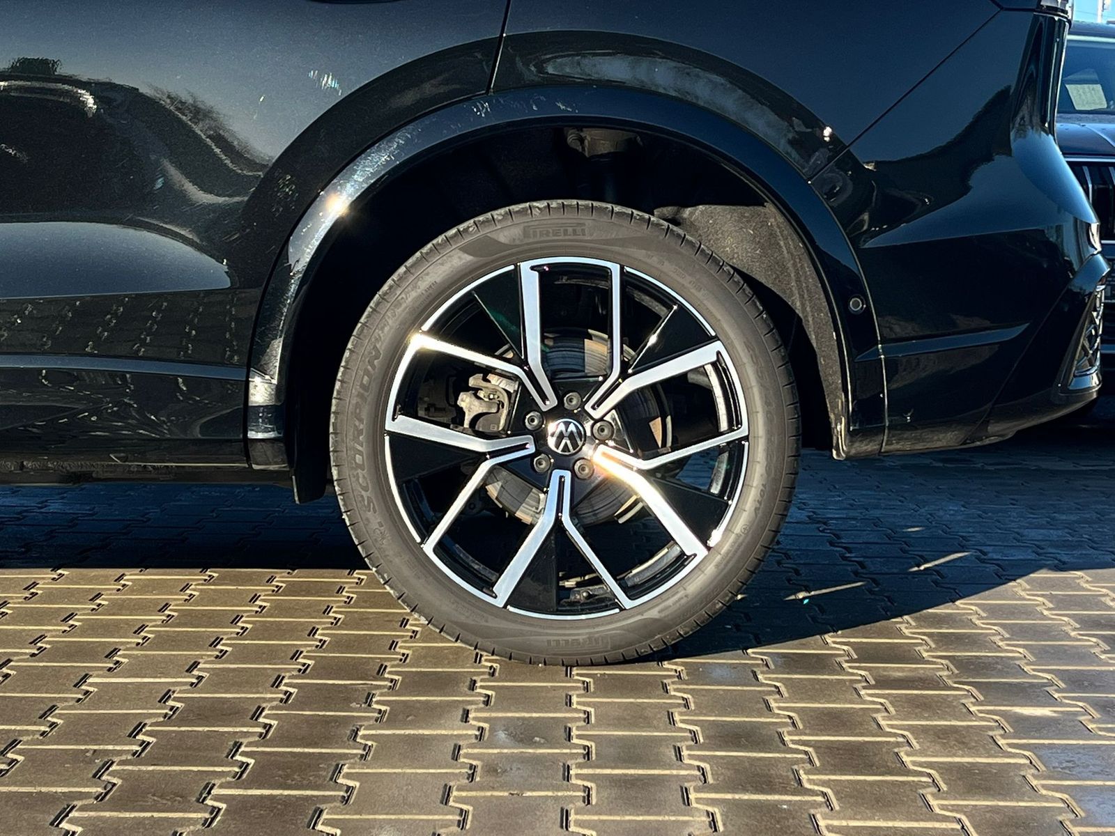 Fahrzeugabbildung Volkswagen Tiguan 2.0 TDI 4M R-Line PANO*H&K*AHK*MATRIX*20"