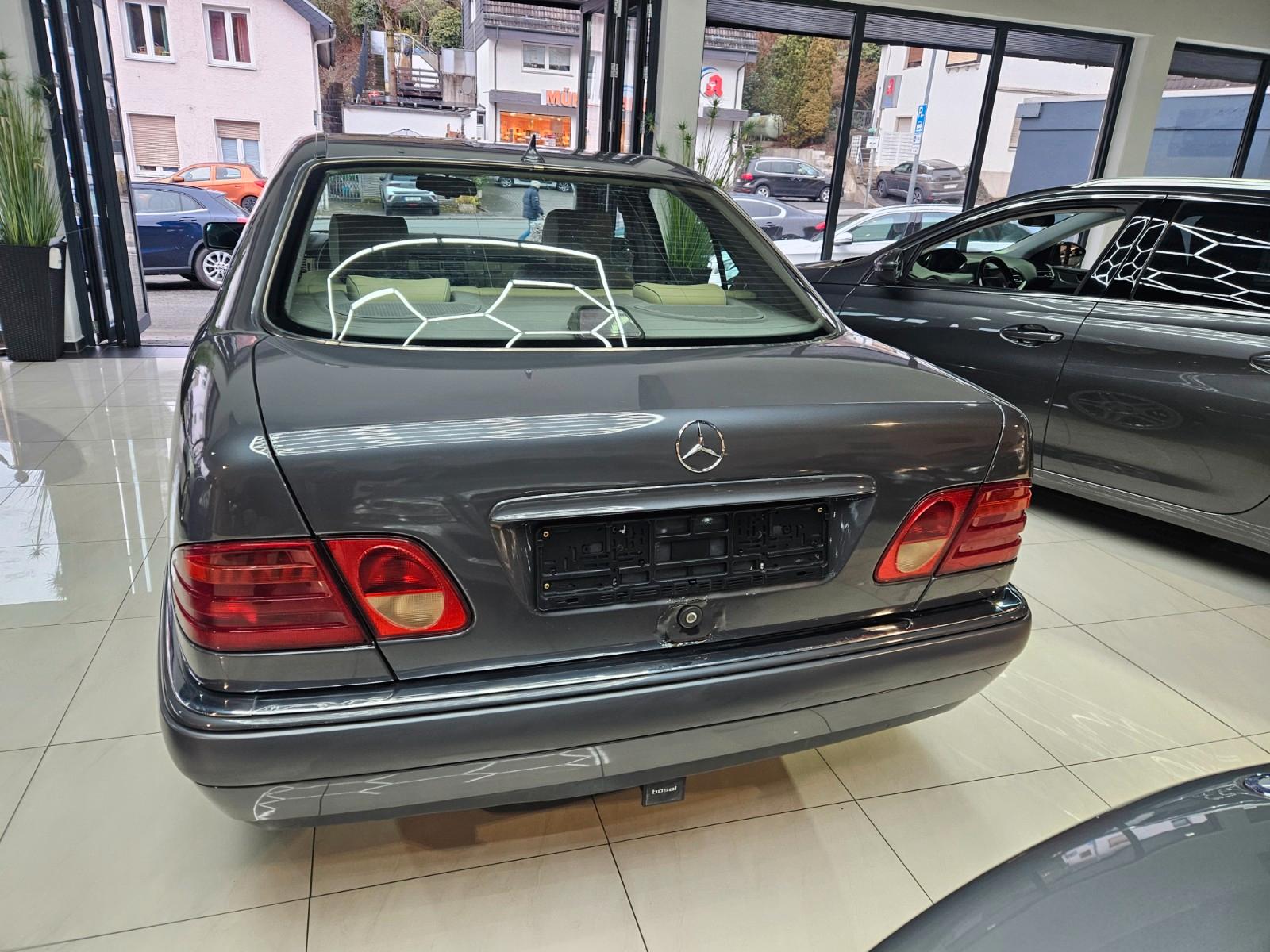 Mercedes-Benz E 220,Avantgarde,Leder,Klima,Alu,Schibedach