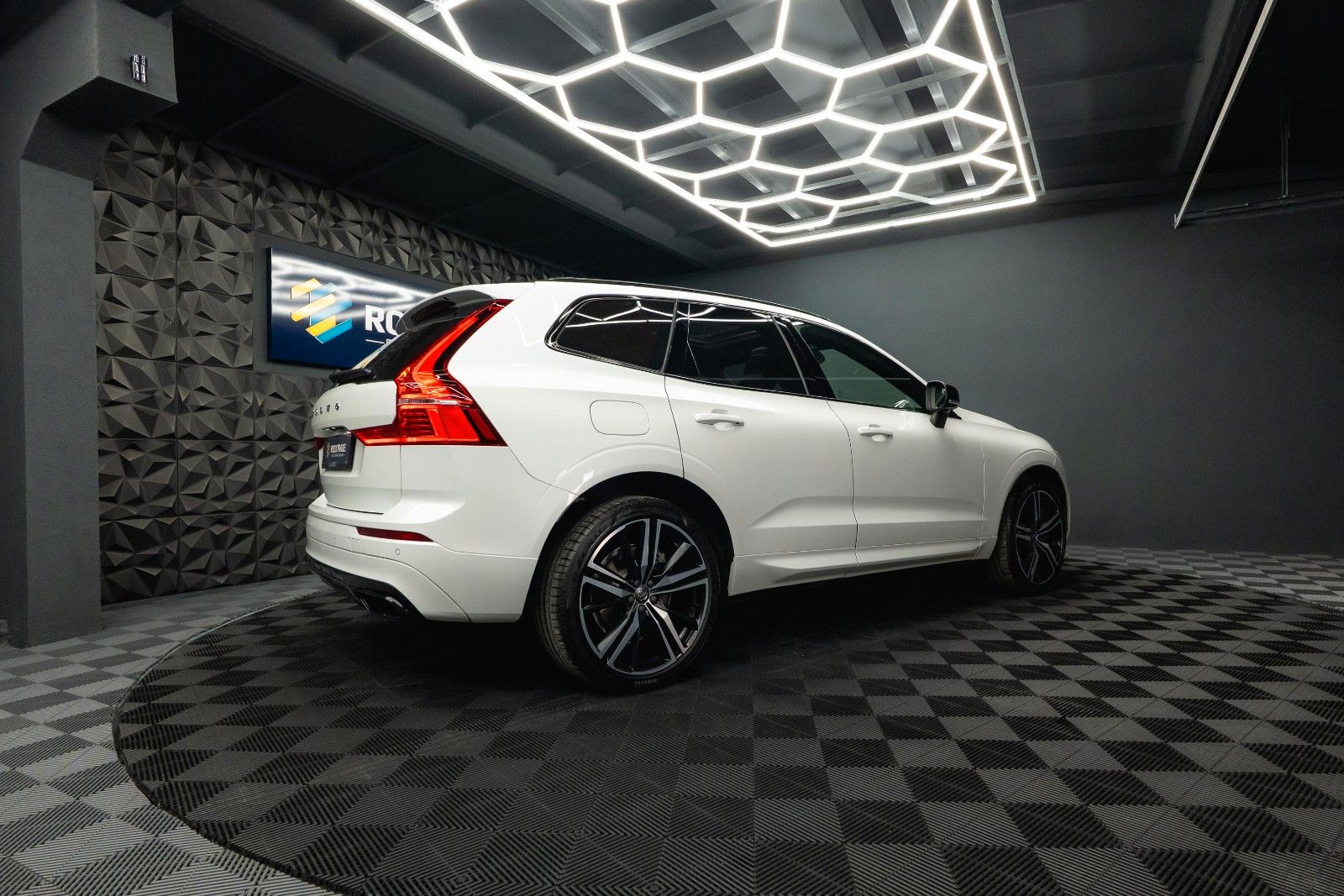 Fahrzeugabbildung Volvo XC60 R Design AWD | ACC | Pano | B&W | LED | 21`