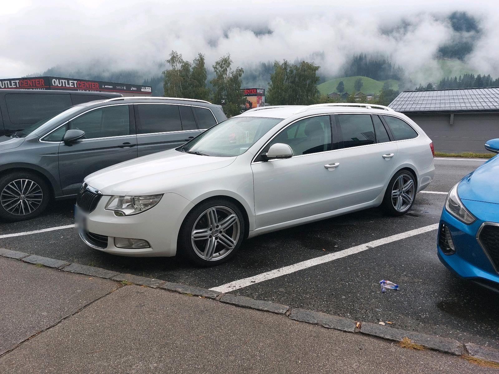 Skoda Superb 2011 — rear view