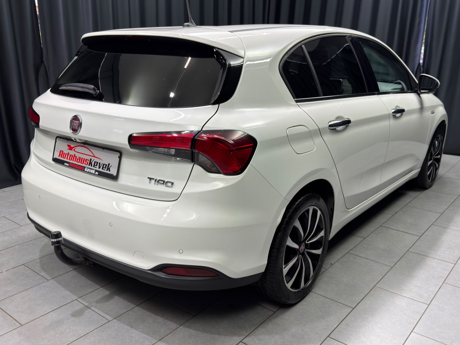 Fahrzeugabbildung Fiat Tipo Lounge |AHK|RF-CAM|LED|LEDER|NAVI