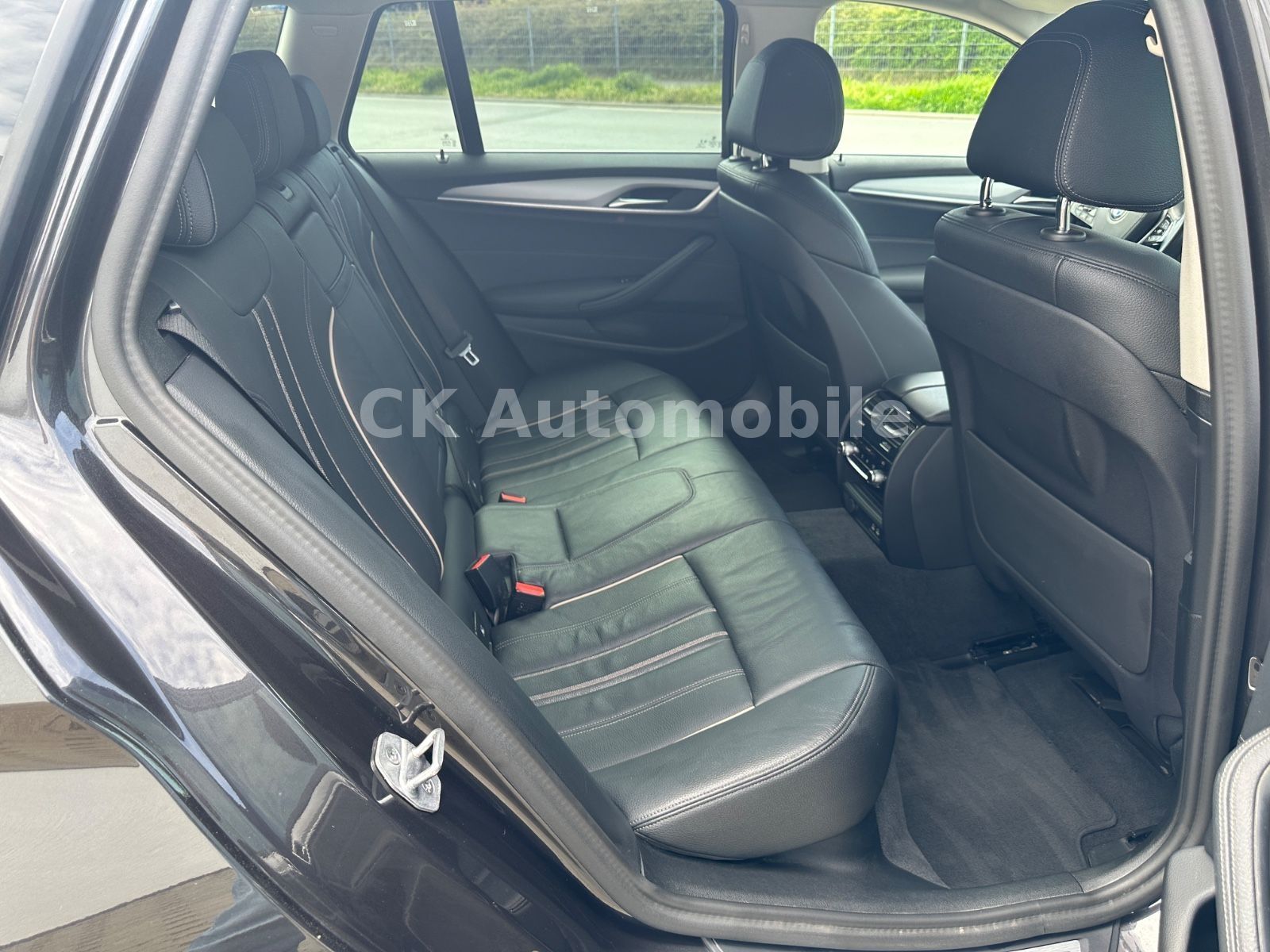 Fahrzeugabbildung BMW 520d Touring/Navi/Leder/Head-Up/Kamera/LED/ACC