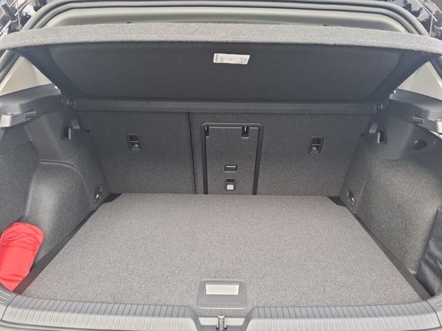 Fahrzeugabbildung Volkswagen Golf VIII TSI Move LED AID RFK SH LM