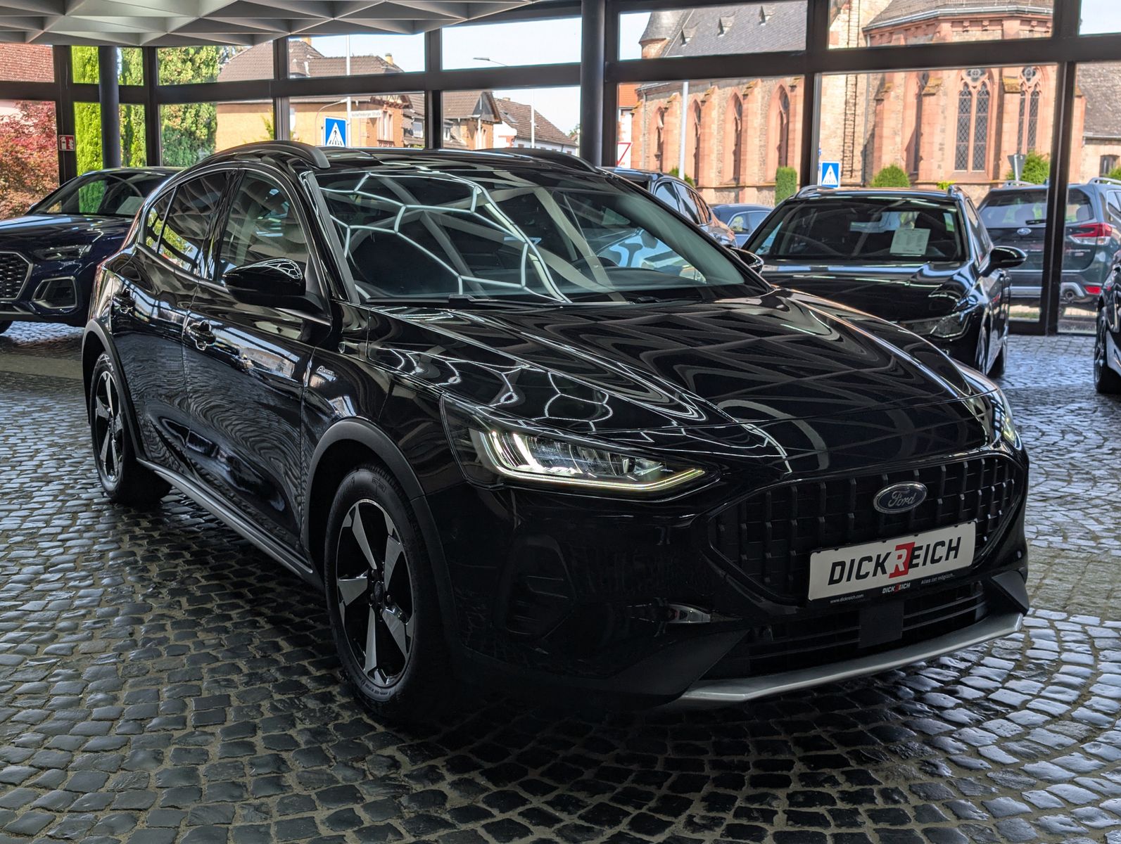 Fahrzeugabbildung Ford Focus Limo EB Active LED ACC APP KAM 17" WINTER