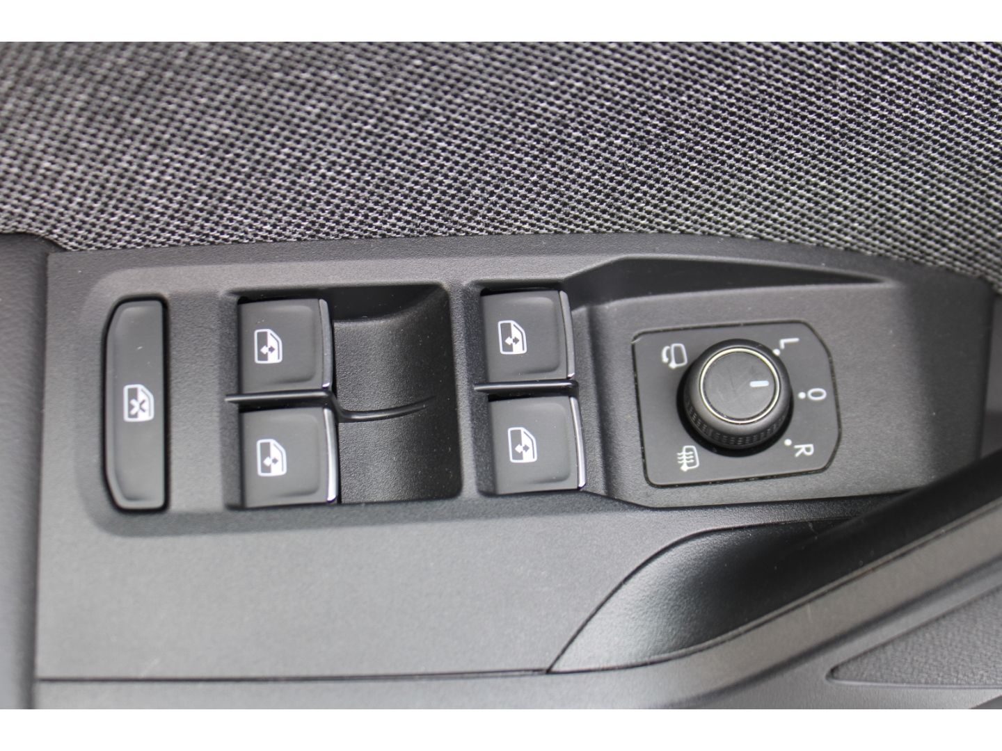 Fahrzeugabbildung SEAT Leon Xcellence DSG ACC LED TWA Full Link RFK GJR