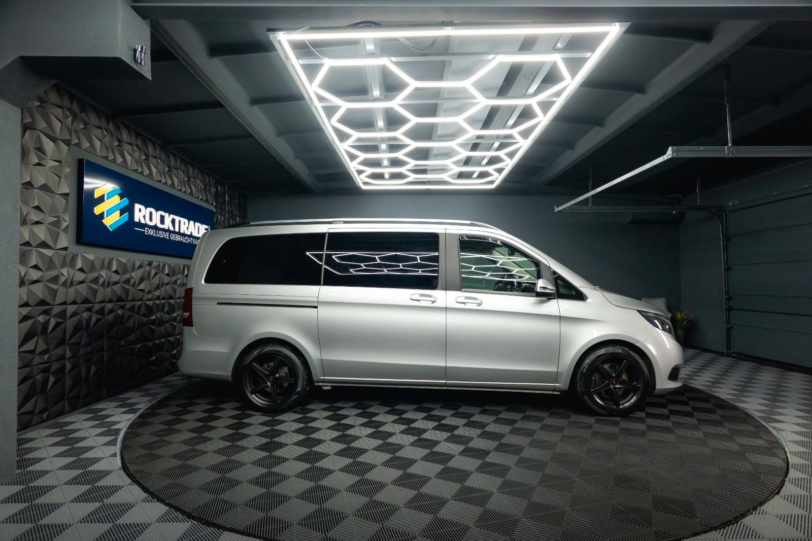 Fahrzeugabbildung Mercedes-Benz V 220 CDI EDITION Sport lang *ACC*DAB*6 Sitze*