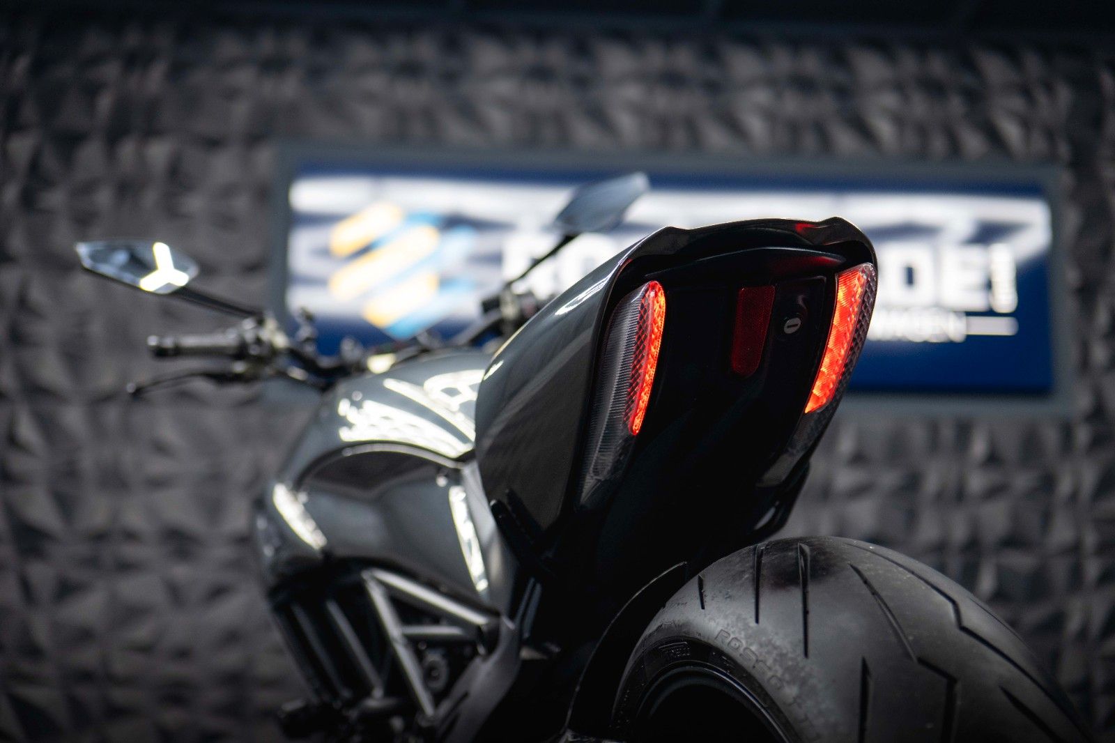 Fahrzeugabbildung Ducati Ducati Diavel 1200 Carbon Testastretta 11°