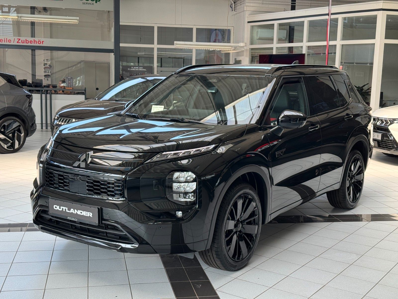 Fahrzeugabbildung Mitsubishi Outlander 2.4PLUG-IN HYBRID 4WD BLACK