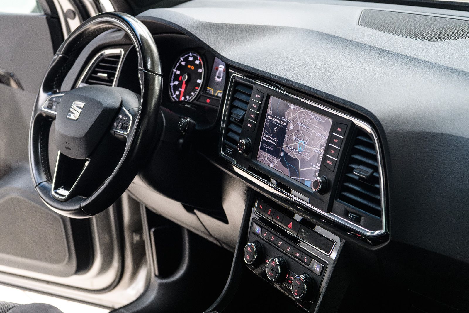 Fahrzeugabbildung SEAT Ateca Xcellence 4Drive +DSG+ Navi + AHK + Kamera