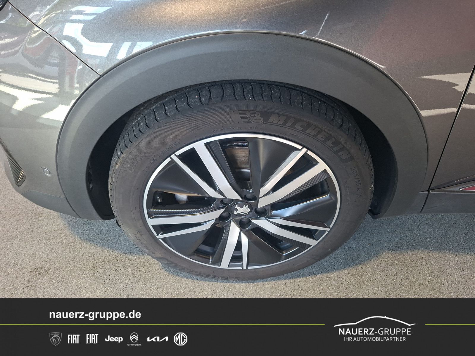 Fahrzeugabbildung Peugeot 3008 Hybrid4 300 GT