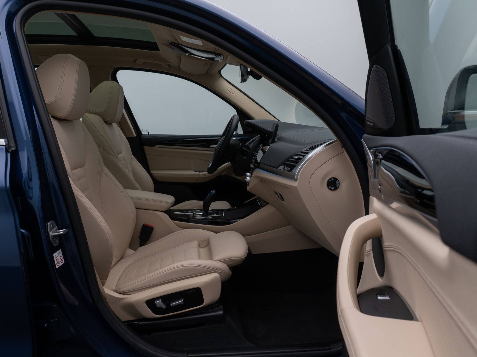 Fahrzeugabbildung BMW iX3 Impressive 360° ACC H/K Komfort DAB AHK 20"