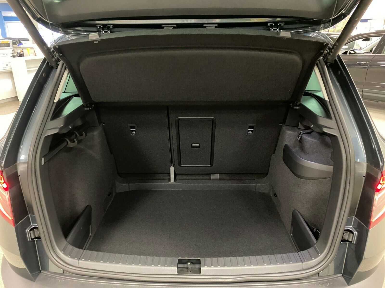 Fahrzeugabbildung SKODA Karoq 1.5 TSI STYLE+KAMERA+LED+ACC+KESSY+APP++++