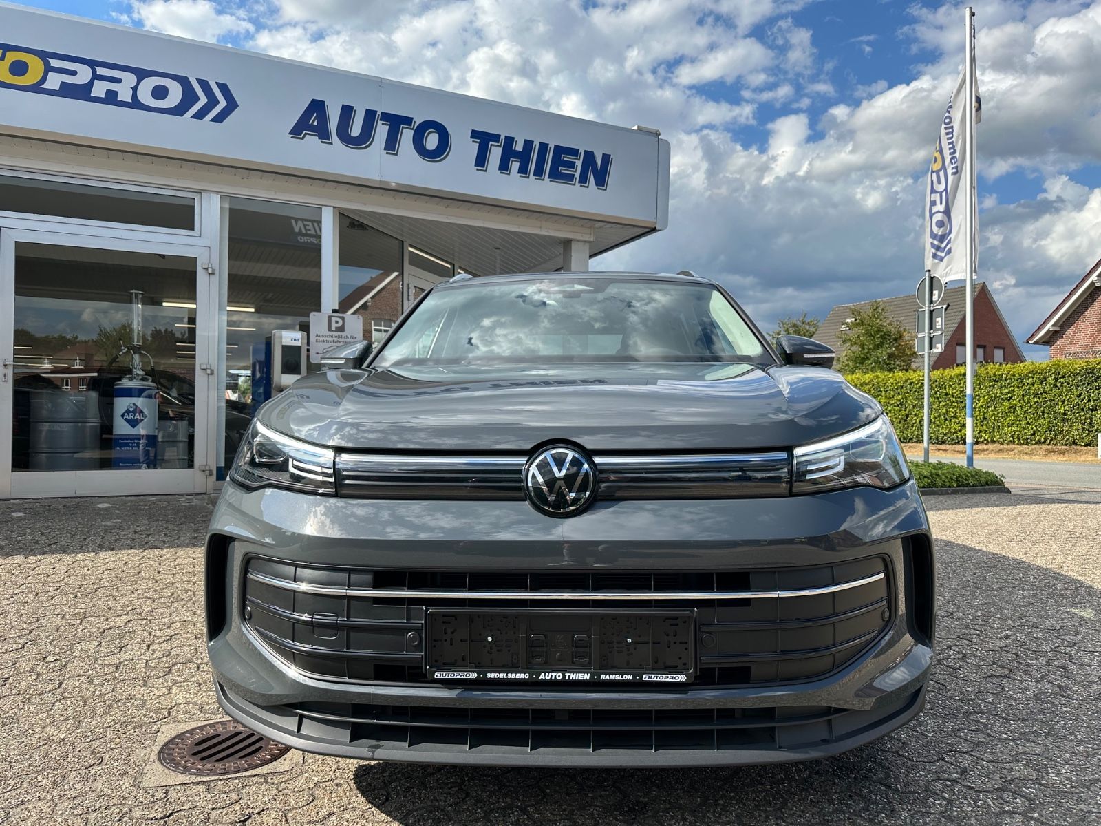 Fahrzeugabbildung Volkswagen Tiguan 1.5 eTSI Life DSG AHK/Navi/ACC/LED/SHZG