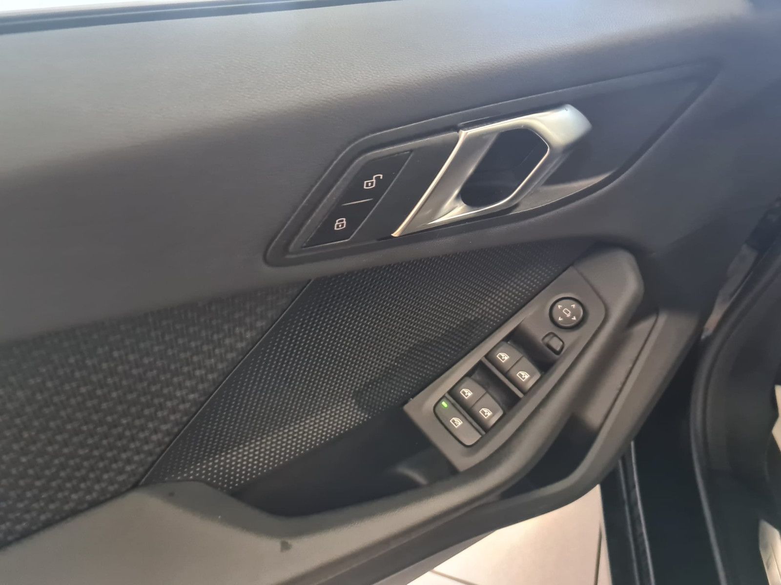Fahrzeugabbildung BMW 118i Advantage / 1. Hand / LED / NAVI