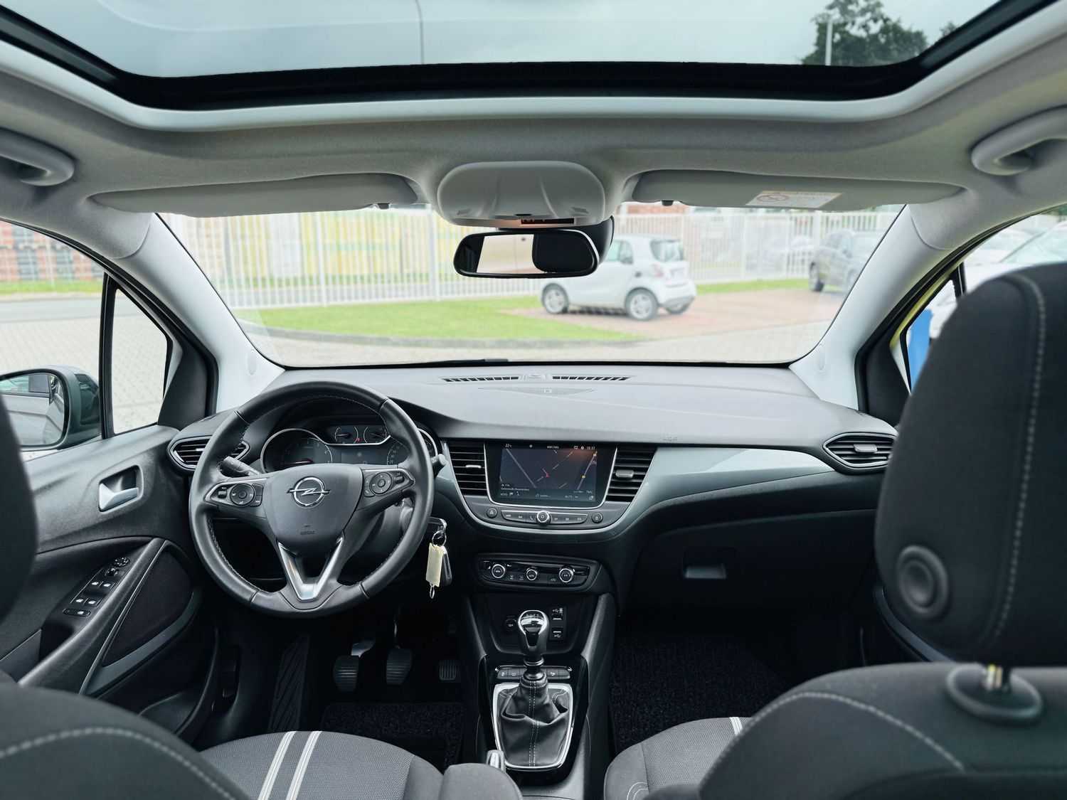 Fahrzeugabbildung Opel Crossland X 1,2 T ELEG., Navi, Panod, LED, RFK,