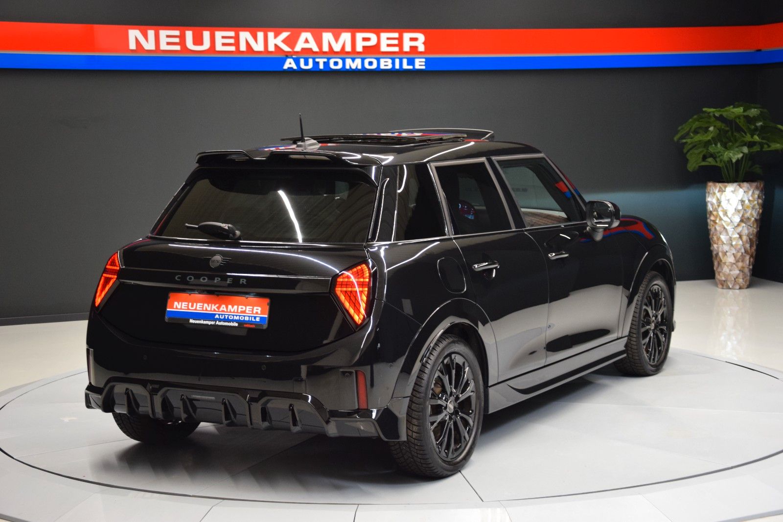 Fahrzeugabbildung MINI Cooper C John Cooper Works Trim M HuD Pano Leder