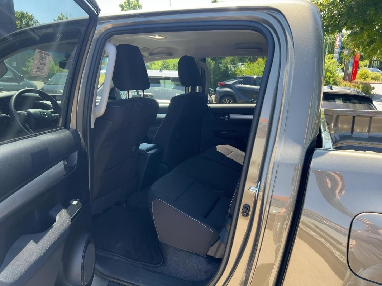 Fahrzeugabbildung Toyota Hilux Double Cab Comfort 2.8 4x4 inkl. AHK