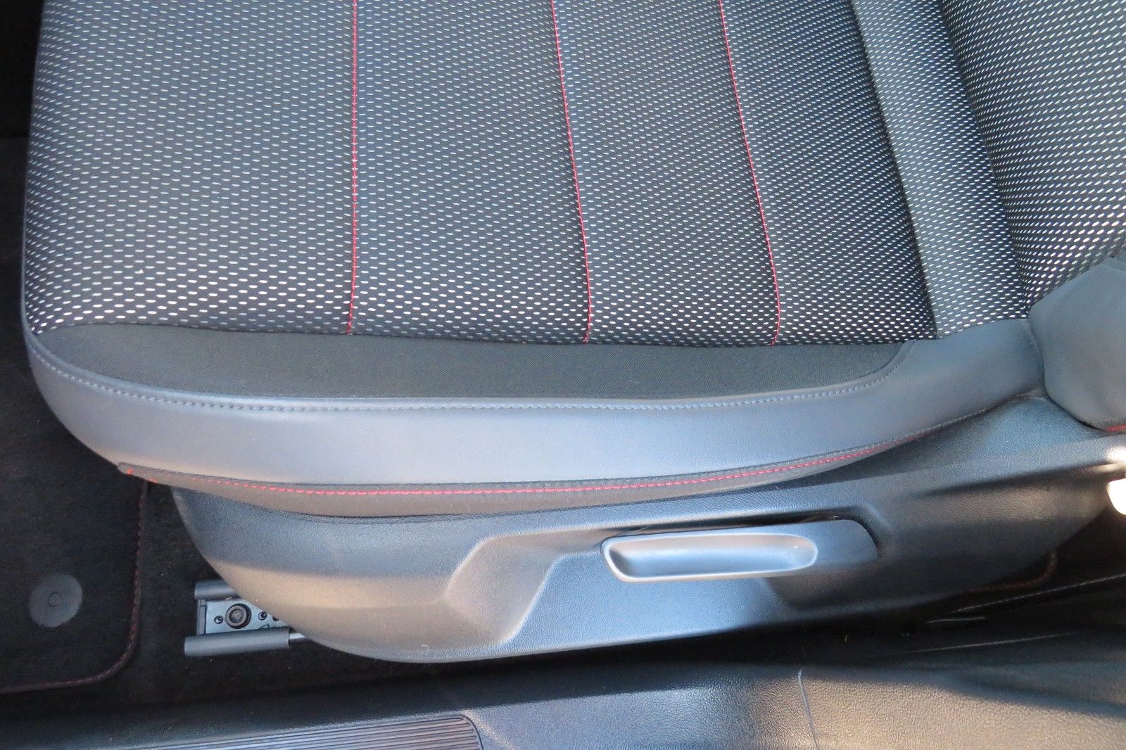 Fahrzeugabbildung Volkswagen T-Roc SPORT PANO AHK LED NAVI ACC PDC SITZH. 1.H