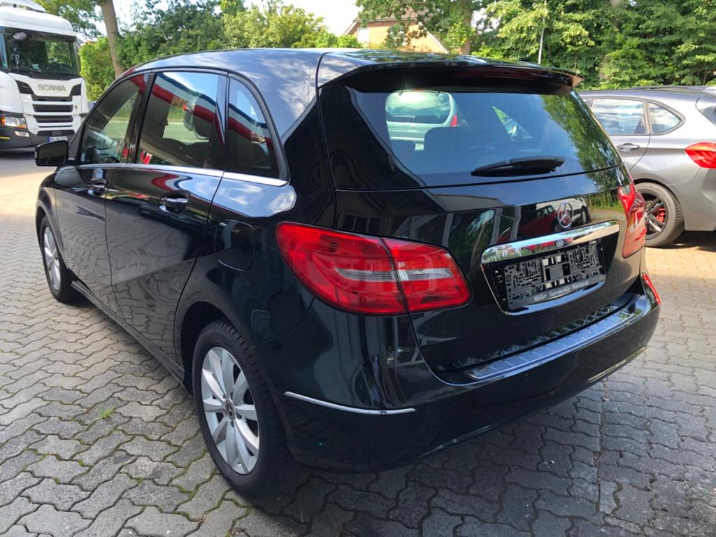 Mercedes-Benz B 180