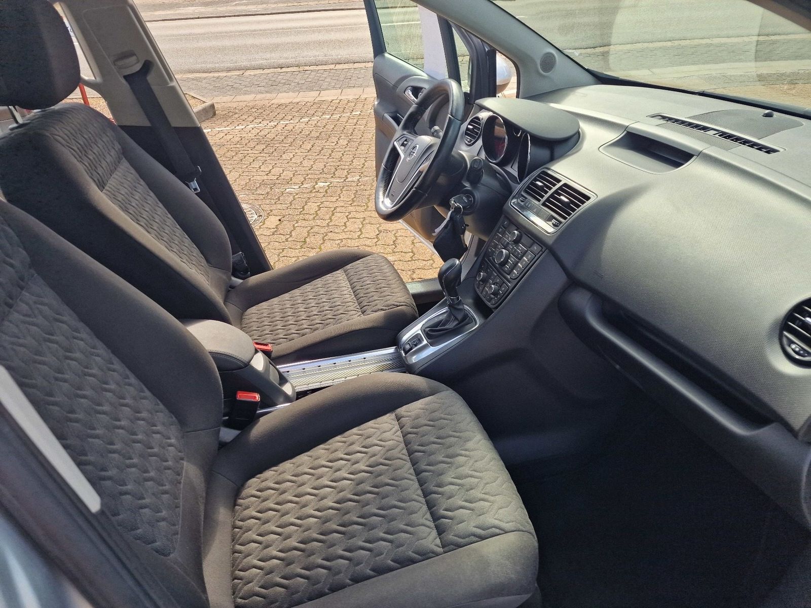 Fahrzeugabbildung Opel Meriva B Active, Automatik,Sitzheizung