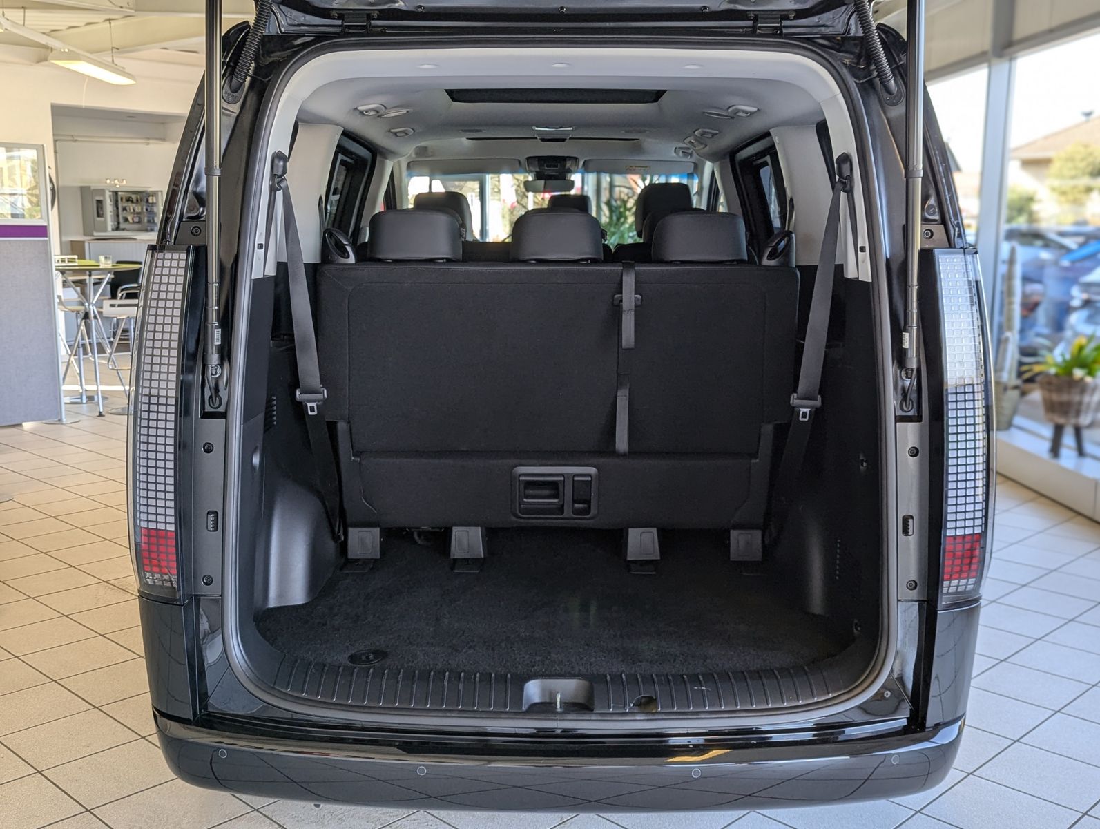 Fahrzeugabbildung Hyundai Staria 2.2 CRDi Aut Prime 4WD Leder Pano 9-Sitze