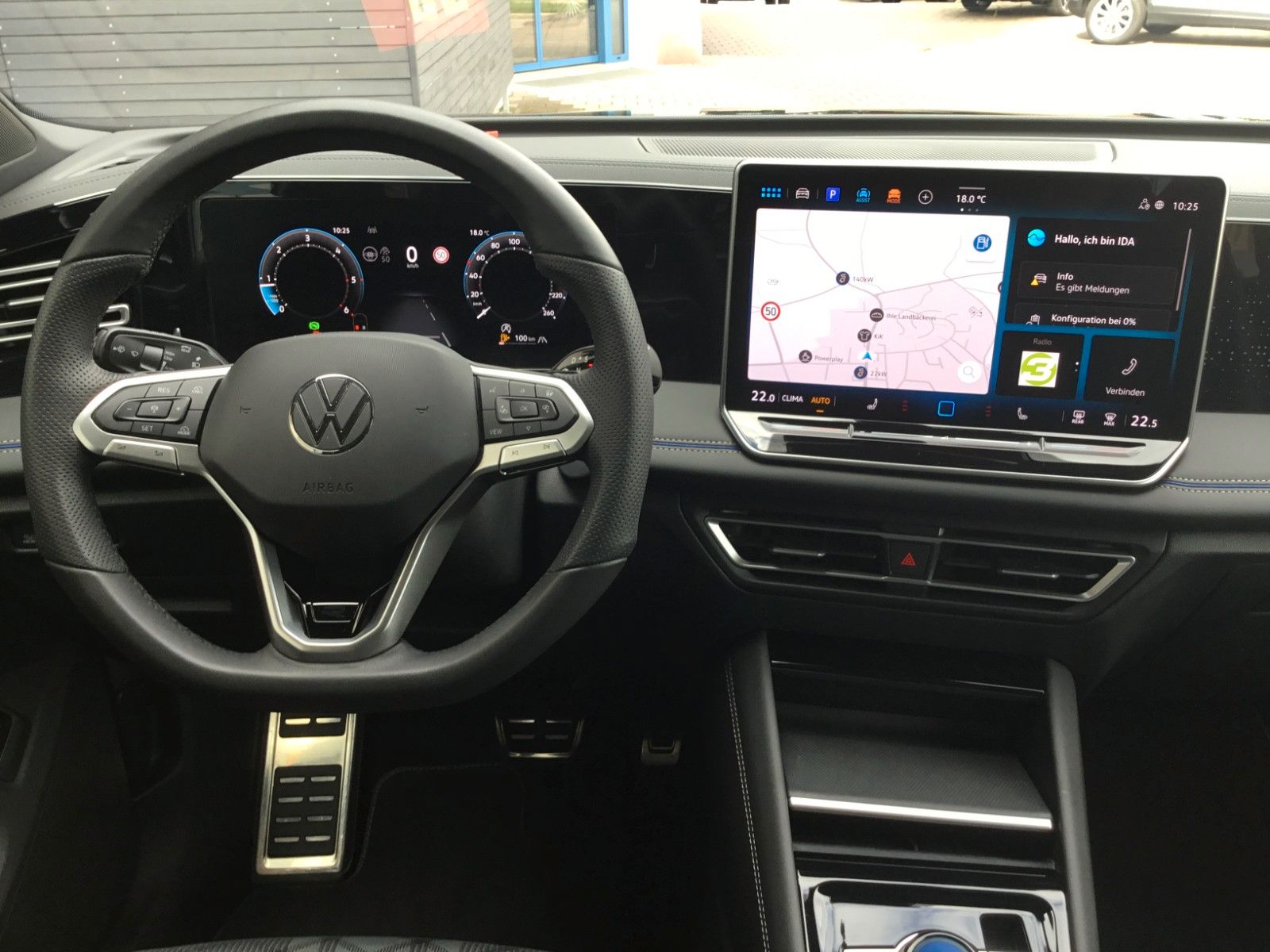 Fahrzeugabbildung Volkswagen Tiguan 2.0 TDI DSG 4M R-Line+AHK+20"+Matrix+Pano