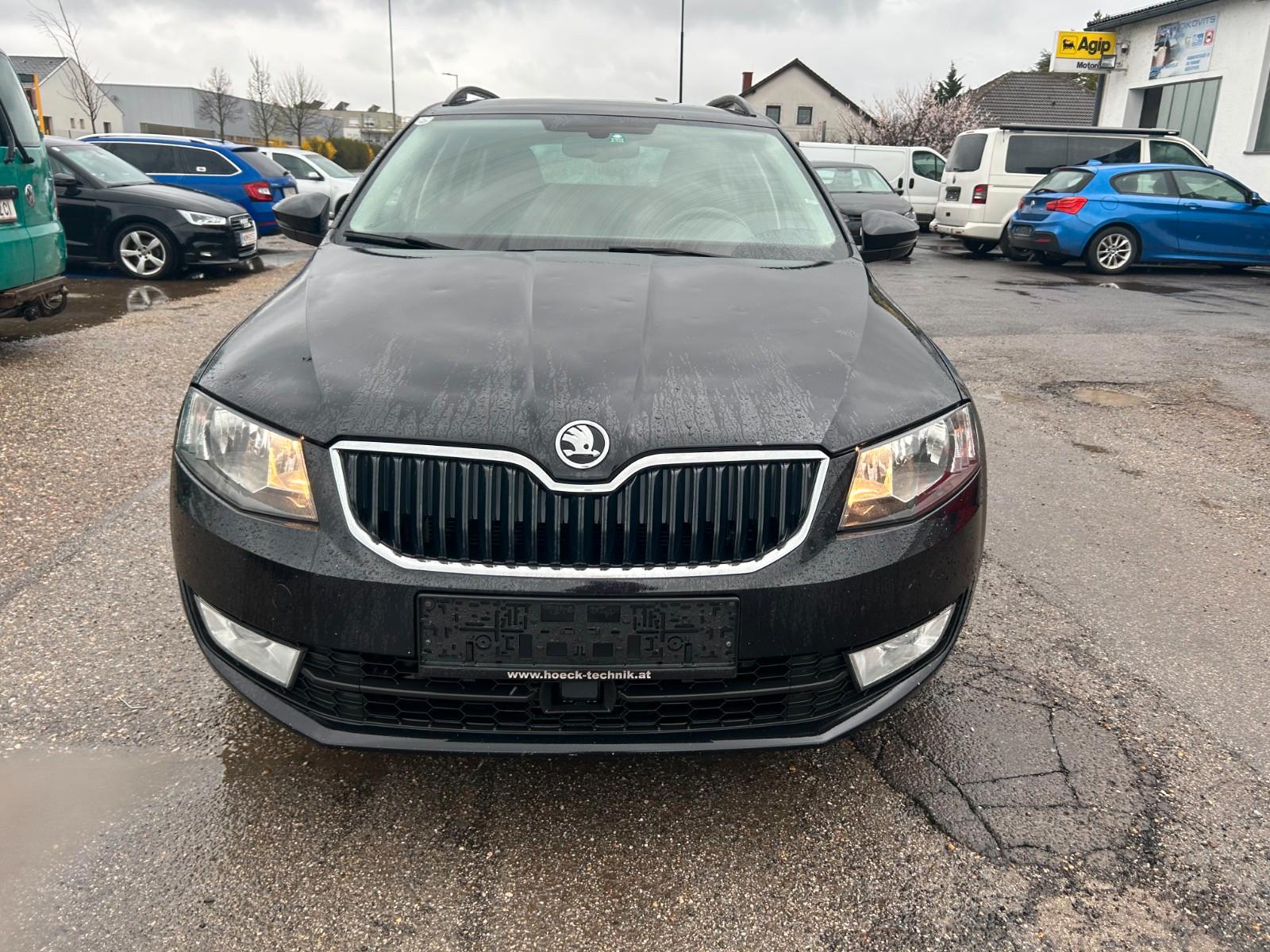 Skoda Octavia 2014 — rear view