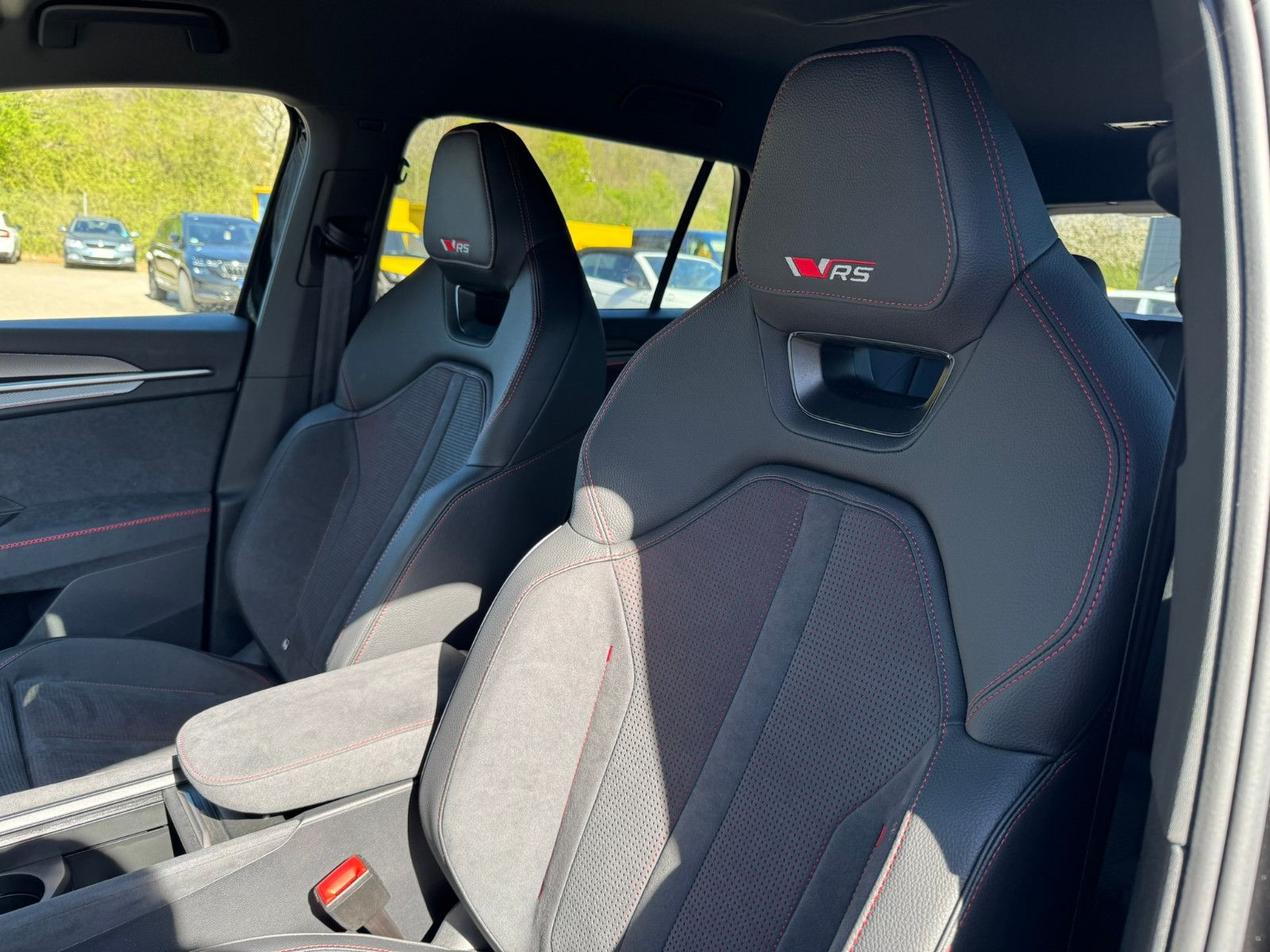 Fahrzeugabbildung SKODA Kodiaq 2.0 TSI  DSG 4x4 RS AHK 7-Sitzer