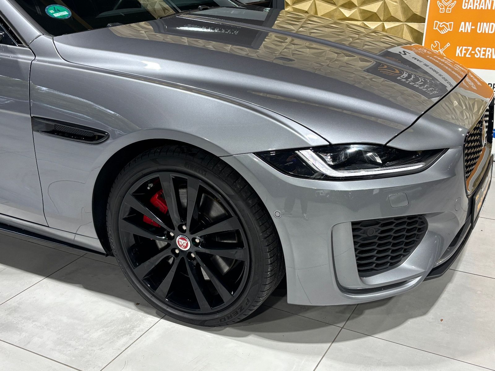 Fahrzeugabbildung Jaguar XE R-Dynamic Black/360''KAM/PANO/EXCLUSIV/MERIDI