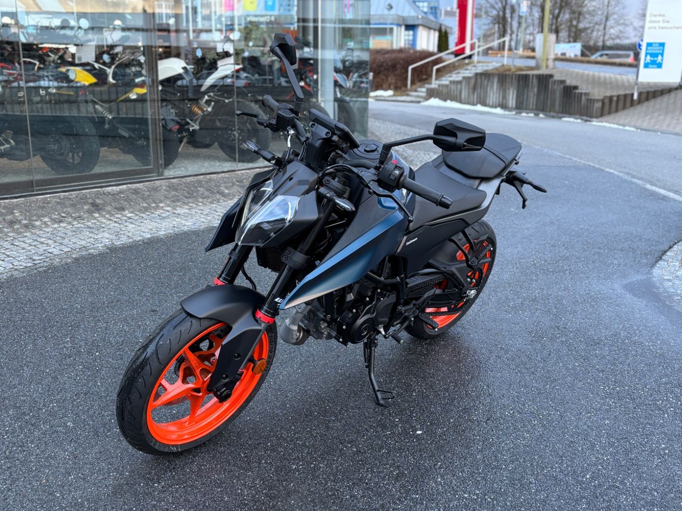 Fahrzeugabbildung KTM 125 Duke Modell 2026 auch in Schwarz erhältlich