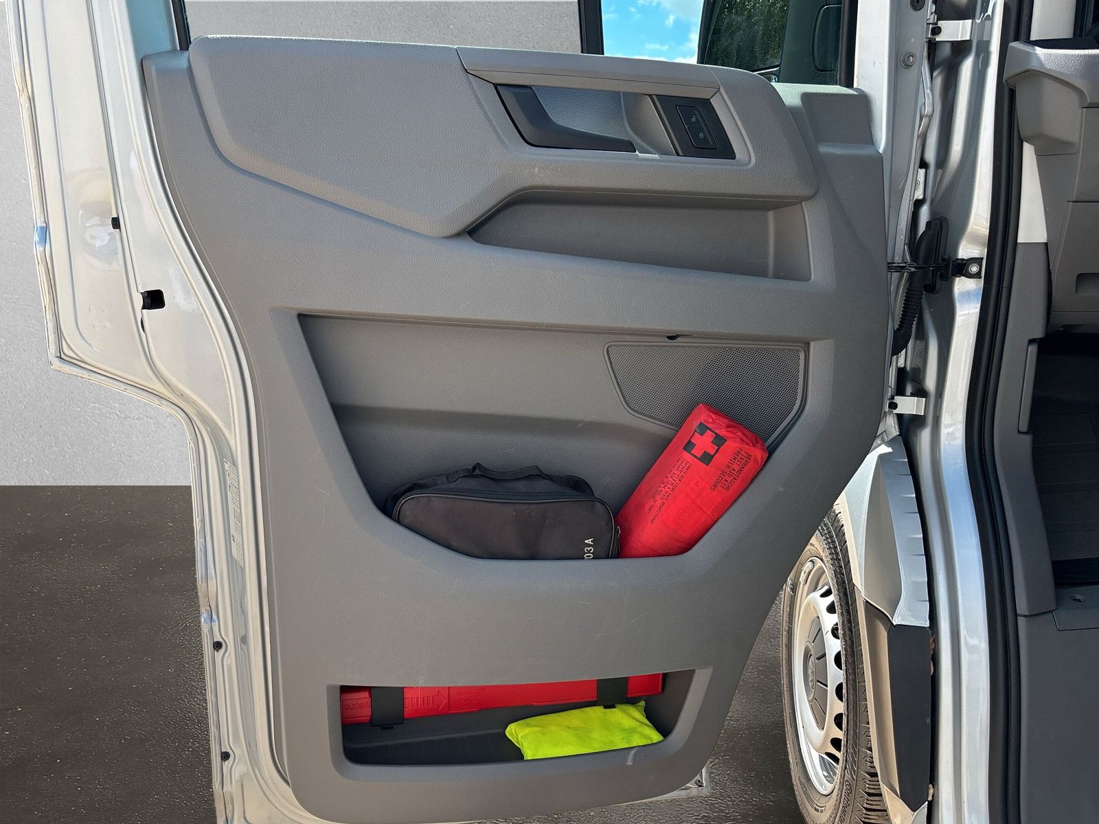 Fahrzeugabbildung Volkswagen Crafter Kasten 2.0 TDI MR Hochdach SHZ ACC