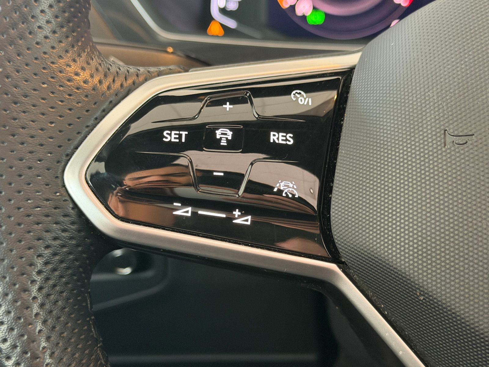 Fahrzeugabbildung Volkswagen Tiguan Allspace R-Line /PANO/HUD/HARMAN-KARDON/