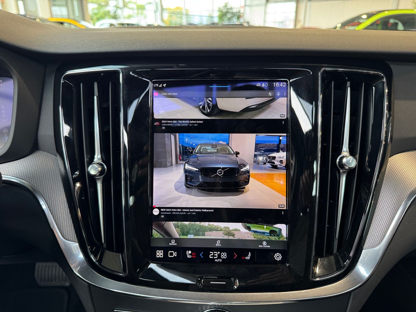 Fahrzeugabbildung Volvo S60 Lim. Plus Dark PANO 360° H/K LED