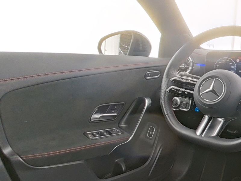 Fahrzeugabbildung Mercedes-Benz CLA 180 Coupé AMG Pano+Night+360°+Distr+Ambi+19'