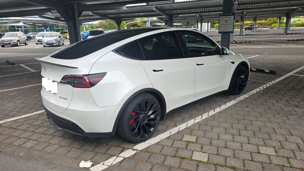 Tesla Model Y — fotografia 3